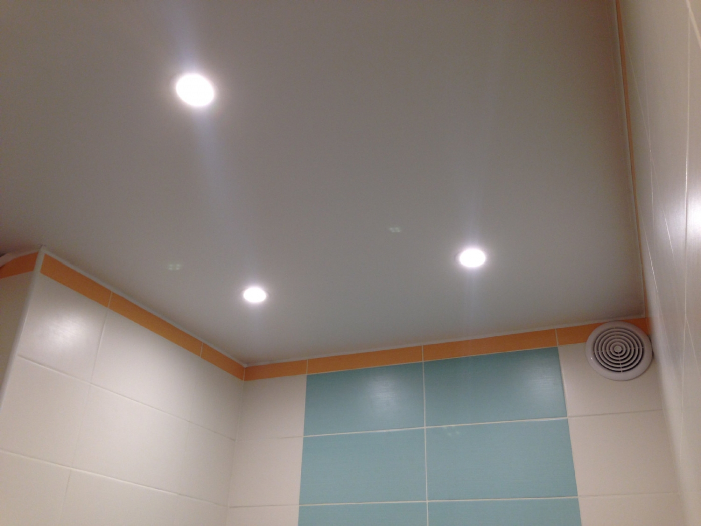 Матовый натяжной потолок в санузел — с бесплатным выездом замерщика